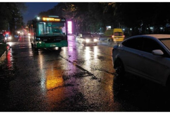 Фотография к новости: Беременная женщина и двое детей пострадали в ДТП с автобусом и легковушкой в Алматы