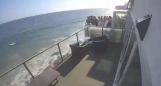 Обрушение балкона с десятком человек на пляже Малибу попало на видео