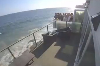 Фотография к новости: Обрушение балкона с десятком человек на пляже Малибу попало на видео