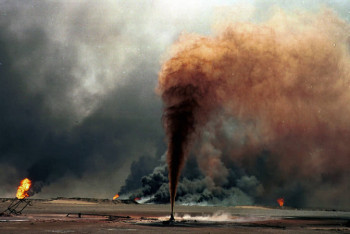 Фотография к новости: Крупнейшее нефтяное месторождение горит в Кувейте