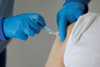 Фотография к новости: Сразу шесть доз вакцины поставили девушке из-за ошибки медиков