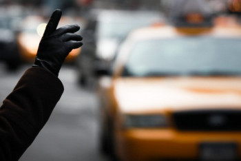 Фотография к новости: В США таксисты бесплатно возят пассажиров на вакцинацию