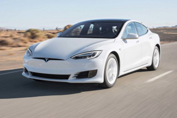 Фотография к новости: Илон Маск приостановил продажу Tesla за биткоины