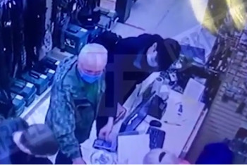 Фотография к новости: Как казанский стрелок купил оружие - появилось видео из магазина