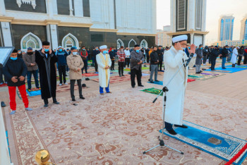 Фотография к новости: Сотни астанчан совершили Ораза айт намаз на улице