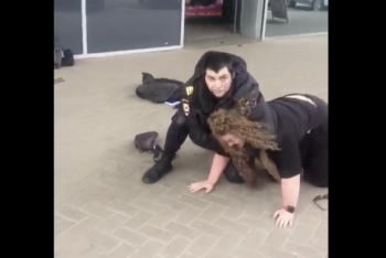 Фотография к новости: Полицейский жестко задержал женщину после того, как она в кровь расцарапала ему лицо на требование "надеть маску"