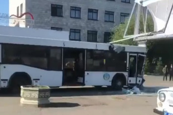 Фотография к новости: Автобус врезался в столб в Павлодаре: восемь человек пострадали