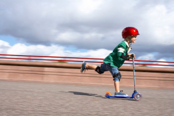 Фотография к новости: Охранник стрелял в катавшегося на самокате ребенка