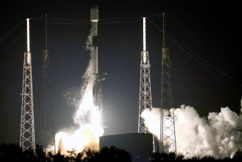 Фотография к новости: SpaceX запустила ракету-носитель с 54 спутниками