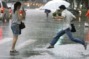 Фотография к новости: В связи с жарой и грозами в ряде областей объявлено штормовое предупреждение
