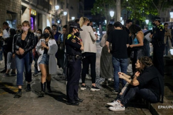 Фотография к новости: Тысячи людей праздновали ослабление карантина в Барселоне