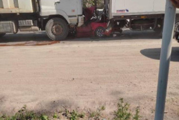 Фотография к новости: Два грузовика раздавили легковушку на трассе в Алматинской области