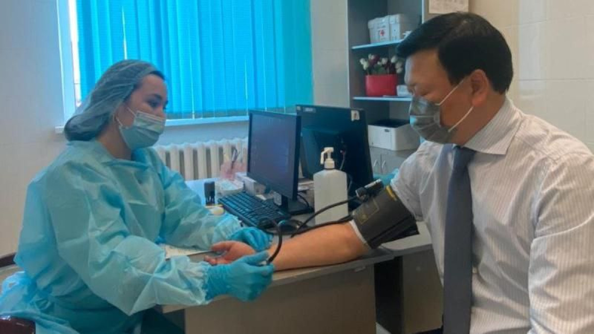 Министр здравоохранения Казахстана получил вторую порцию вакцины QazVac