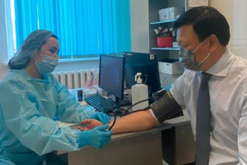 Фотография к новости: Министр здравоохранения Казахстана получил вторую порцию вакцины QazVac