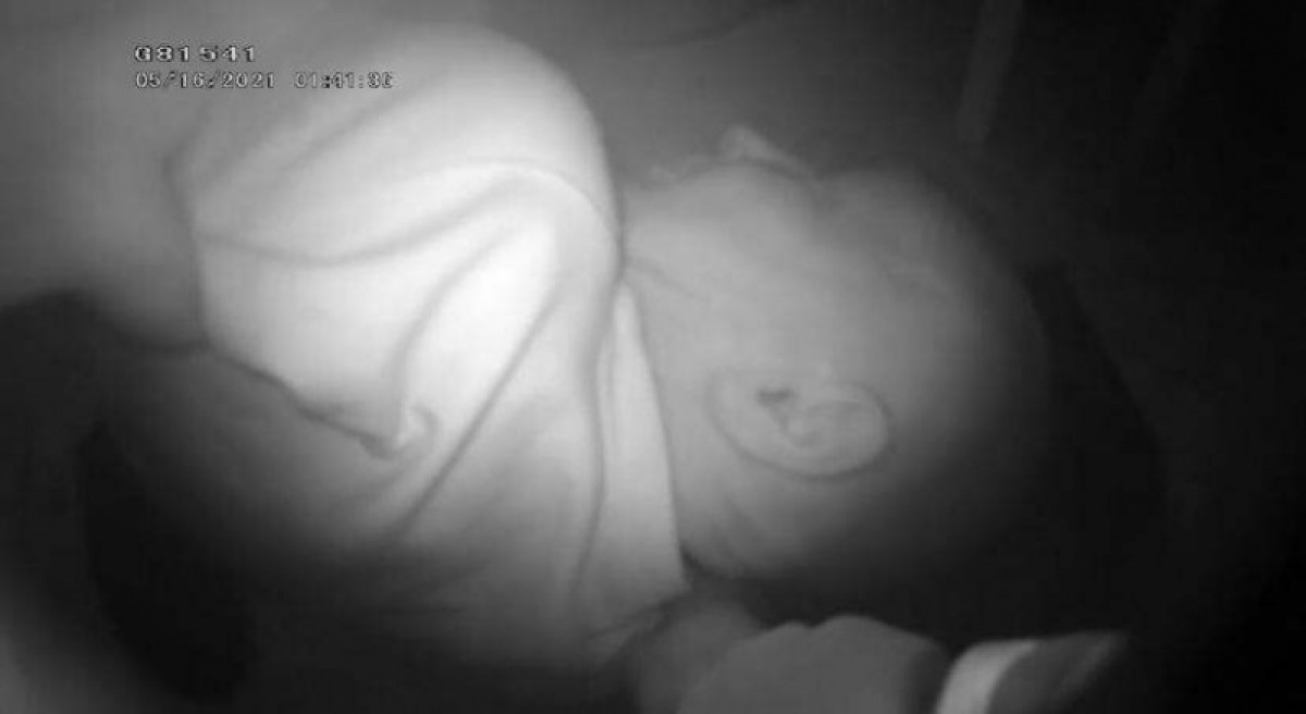 Момент спасения пенсионера из пожара в Алматинской области попал на видеожетон полицейского