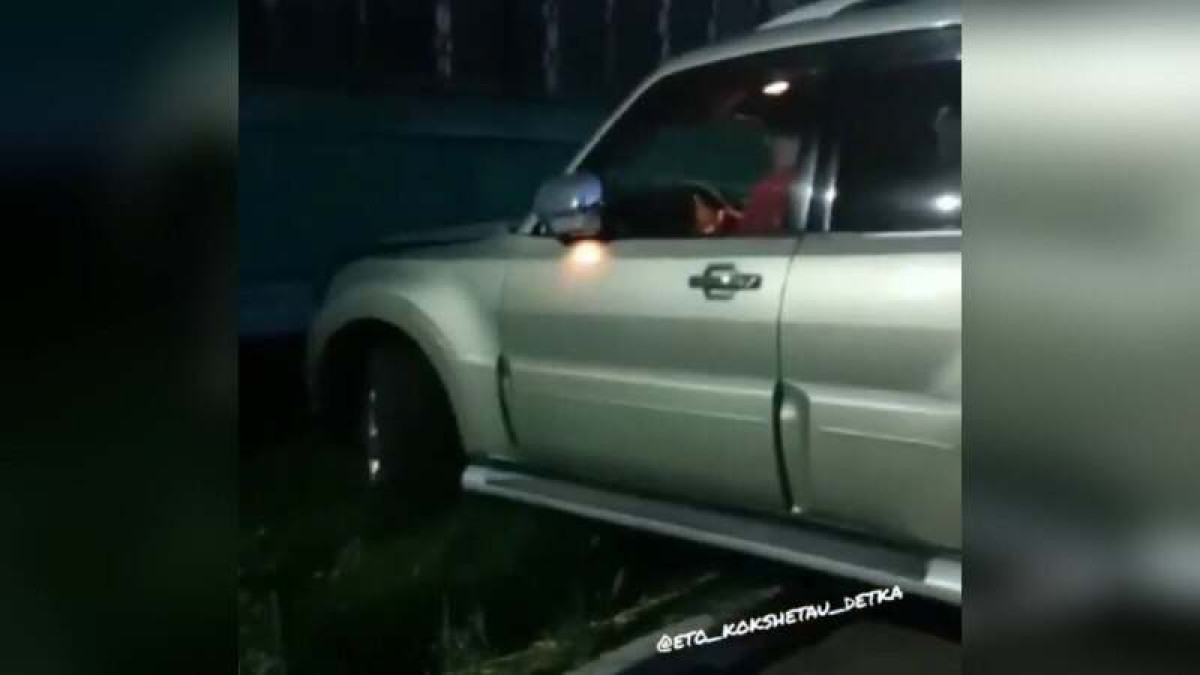 Ребенок сел за руль и снес ограду в Кокшетау