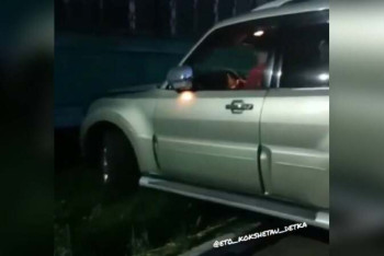 Фотография к новости: Ребенок сел за руль и снес ограду в Кокшетау