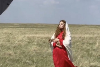 Фотография к новости: Скандальное фото Альмиры Турсын с сайгачонком прокомментировал автор