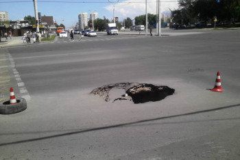 Фотография к новости: На дороге в Алматы образовалась дыра
