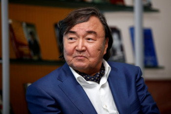 Фотография к новости: Олжаса Сулейменова наградили орденом от президента Азербайджана