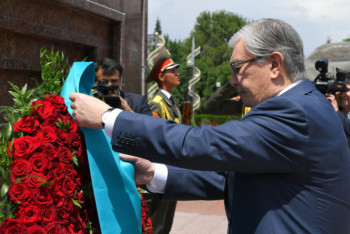Фотография к новости: Токаев возложил венок к монументу Исмоила Сомони в Душанбе