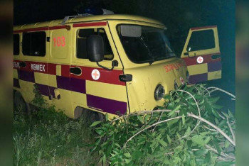 Фотография к новости: Пьяный мужчина протаранил забор школы на угнанной скорой в ЗКО