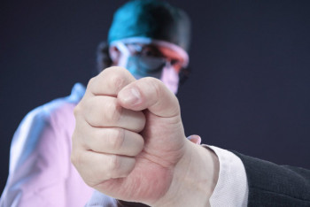 Фотография к новости: Пациент избил врача перед вакцинацией в Алматинской области