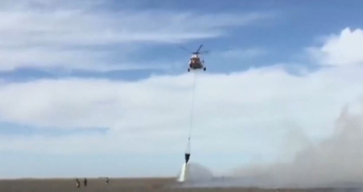 Горящий камыш тушат при помощи вертолетов в Атырауской области