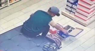 Серийный &quot;обувной&quot; вор попал на видео в ТРЦ Алматинской области