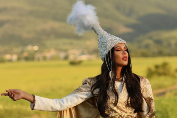 Фотография к новости: Гостящая в Казахстане Анастасия Решетова похвасталась "красивейшим" подарком