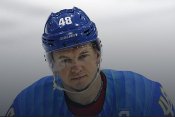 Фотография к новости: У казахстанской сборной по хоккею за несколько часов до старта на ЧМ сменился капитан