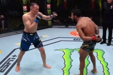 Фотография к новости: Исмагулов встал после нокдауна и выиграл бой в UFC