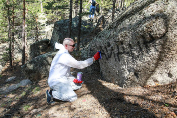 Фотография к новости: Скалы в Бурабае очистили от надписей, оставляемых туристами-вандалами