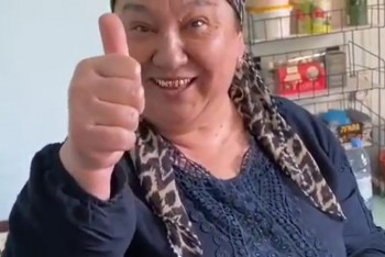 Фотография к новости: Казахстанка показала простой способ оторвать скотч от бумаги и взорвала TikTok