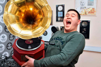 Фотография к новости: "Это почти как Grammy" - Иманбек Зейкенов похвастался новой наградой