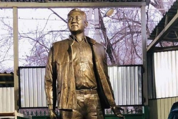 Фотография к новости: Фото депутата на фоне скульптуры Назарбаева обсуждают в Сети