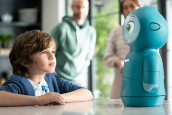 Фотография к новости: Робот-компаньон Moxie развивается вместе с ребенком и учит его говорить о своих чувствах