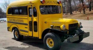 В 73-летний школьный автобус установили Hellcat V8 и продали за внушительную сумму