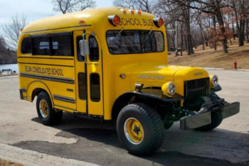Фотография к новости: В 73-летний школьный автобус установили Hellcat V8 и продали за внушительную сумму