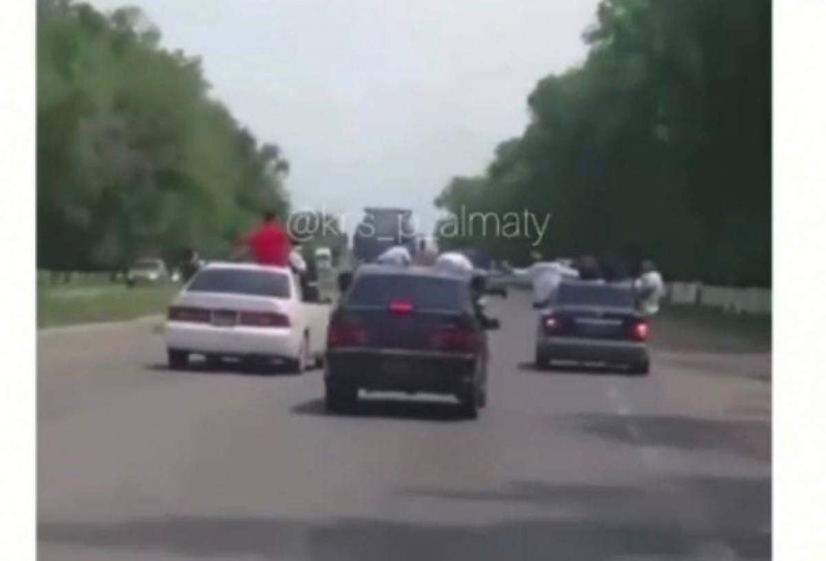 Подростки устроили беспредельную езду на дорогах в Алматинской области