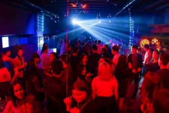 Фотография к новости: "Чаще ходят в кафе и реже вакцинируются" - заболеваемость среди молодежи выросла в Алматы