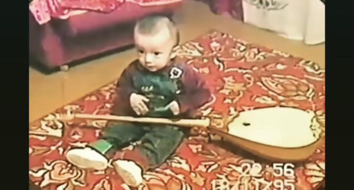 Милым видео своей первой песни поделился Димаш Кудайберген