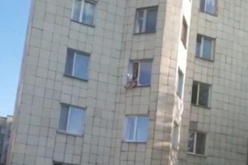 Фотография к новости: Девушка с малышом на руках едва не выбросилась в окно в Караганде