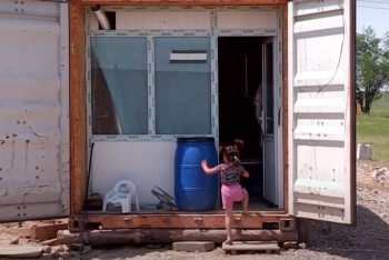 Фотография к новости: Семья с шестью детьми живет в контейнере в Шымкенте