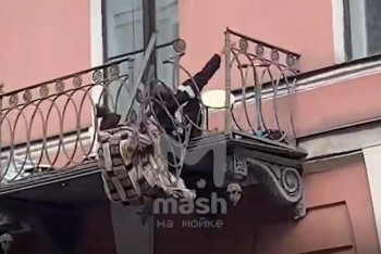 Фотография к новости: Пара в пылу ссоры проломила балкон, рухнула на землю и попала на видео