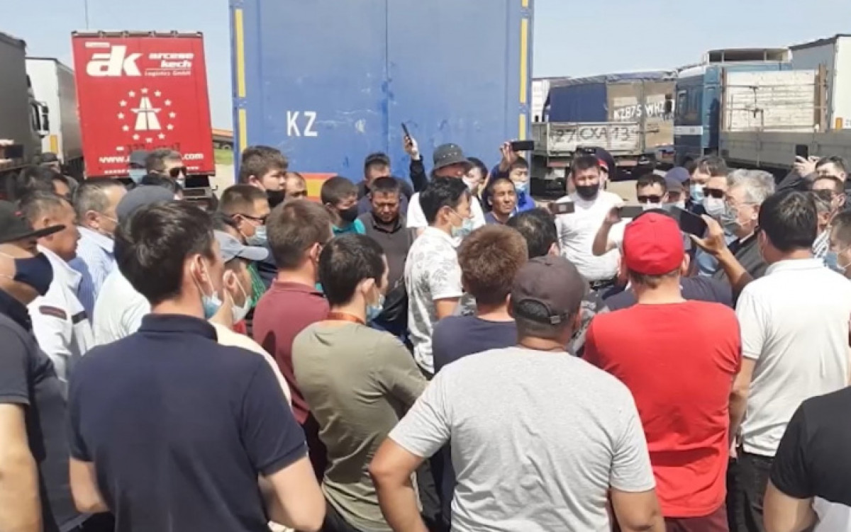 Дальнобойщики высказались по поводу платных дорог на встрече с главой "КазАвтоЖола"