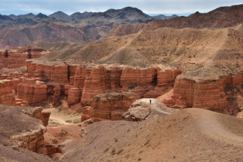 Фотография к новости: В МЧС пояснили, почему не предупредили туристов о селе в Чарынском каньоне