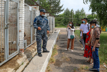 Фотография к новости: Воспитанники детской деревни SOS посетили кинологическую службу в Нур-Султане. Фоторепортаж