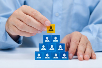 Фотография к новости: Уголовное наказание знаменитостей за рекламу финпирамид предлагают ввести в РК