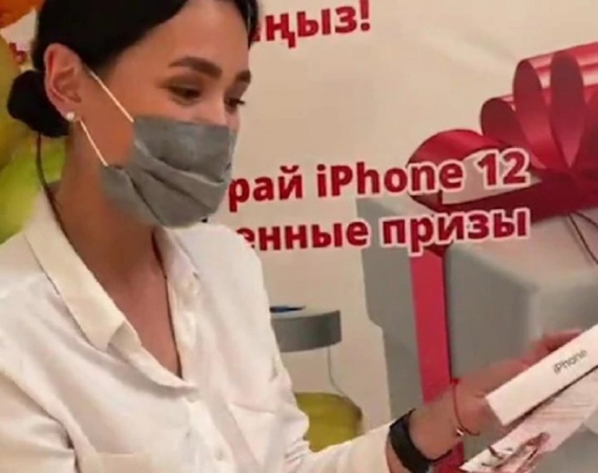 Плюсы вакцинации: обладателем iPhone стала медсестра в Алматы